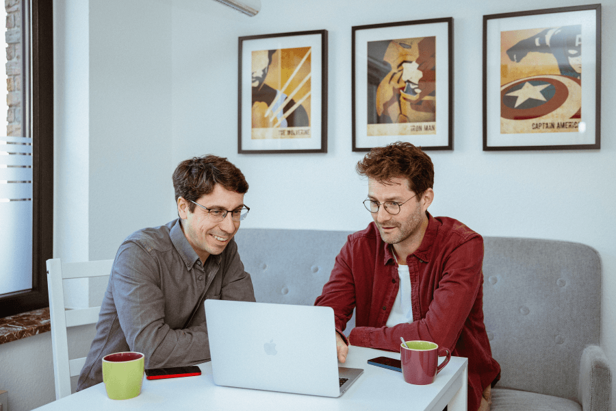 Fabian Jaeckert und Benjamin O’Daniel am Laptop